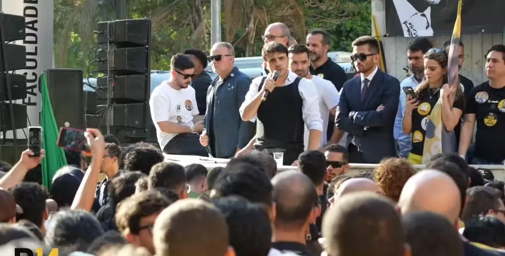 Renan Santos inicia campanha à Presidência e diz que vai enfrentar ‘inimigos da nação’