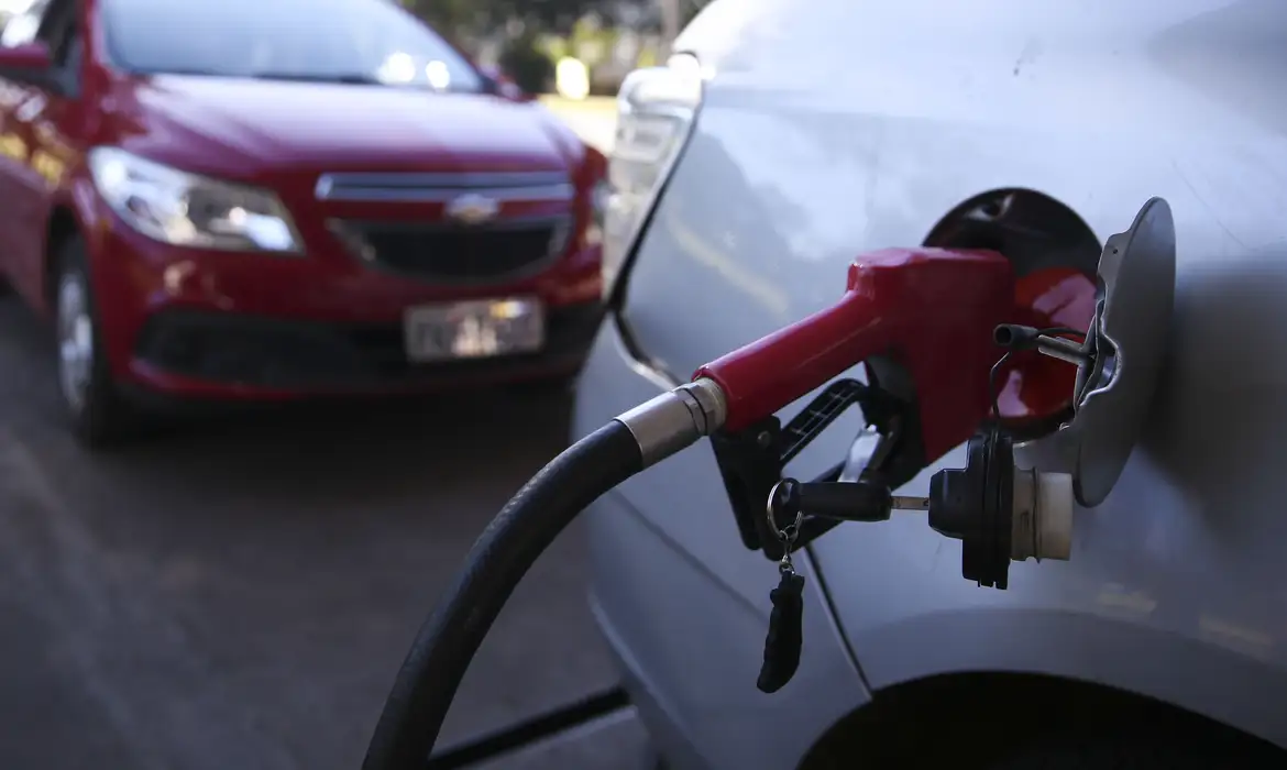 ANP multa em R$ 200 milhões distribuidoras de combustíveis por aumento de preço abusivo — Agência Gov