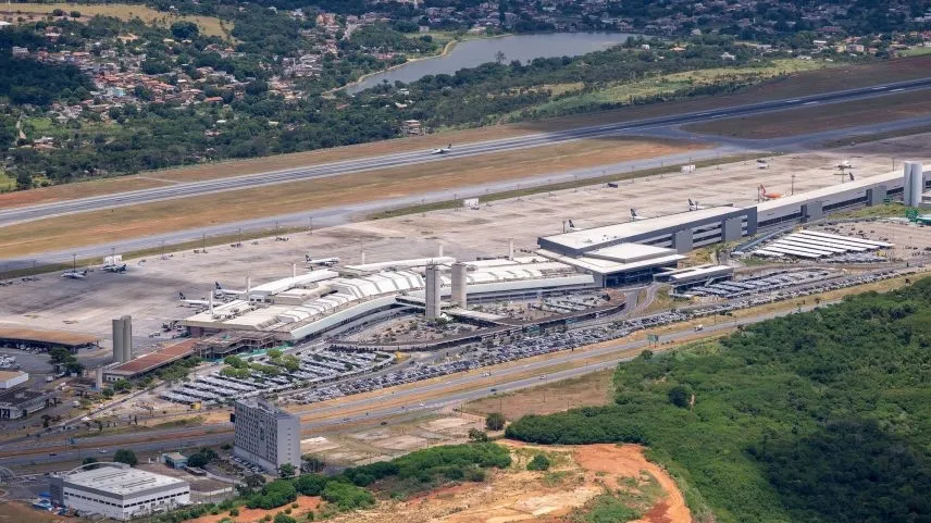 Aeroporto de Confins suspende voos após problema na pista e cancela dezenas de operações