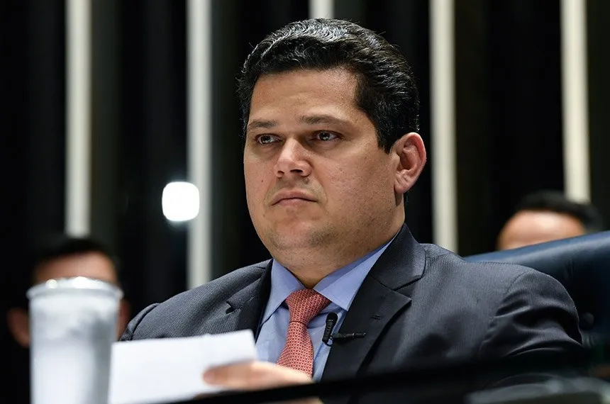 Alcolumbre enfrenta novas denúncias e pressão por impeachment de ministros do STF