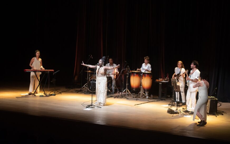 Cena Musical, da TV Brasil, exibe show inédito da cantora e compositora Rúbia Divino nesta terça — Agência Gov