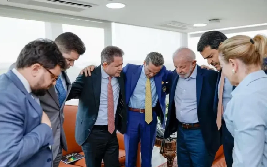Evangélicos mantêm distância de Lula e preferência por Flávio Bolsonaro, aponta Quaest