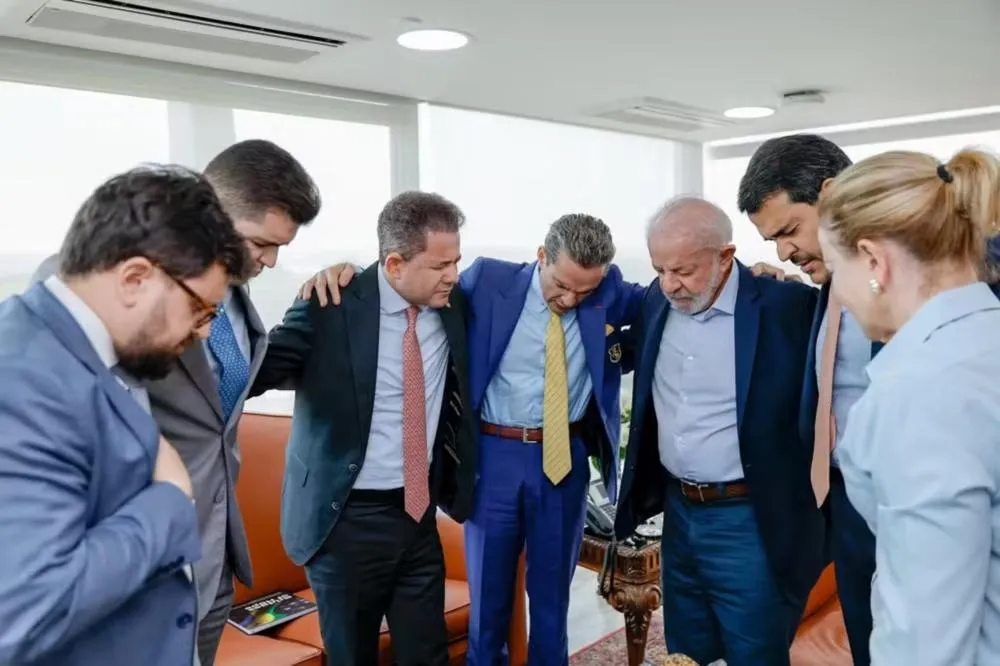 Evangélicos mantêm distância de Lula e preferência por Flávio Bolsonaro, aponta Quaest