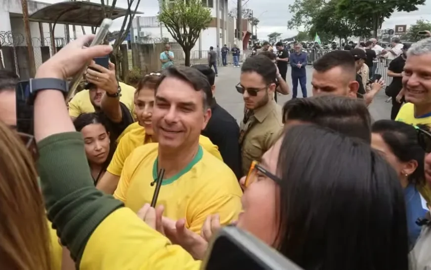 Flávio Bolsonaro aposta no voto útil para tentar vencer Lula no 1º turno