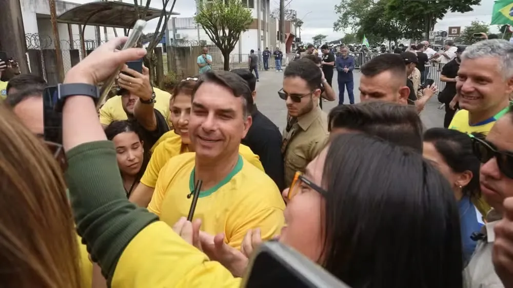 Flávio Bolsonaro aposta no voto útil para tentar vencer Lula no 1º turno