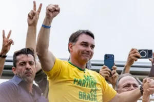 Flávio Bolsonaro vê reajuste do Bolsa Família por Lula como armadilha eleitoral