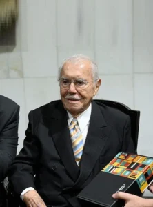 José Sarney é internado em SP para dar continuidade a tratamento de pneumonia