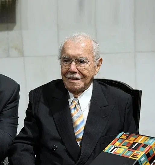 José Sarney é internado em SP para dar continuidade a tratamento de pneumonia