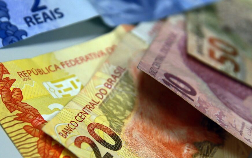 Juros para famílias sobem em agosto e inadimplência chega a 6%