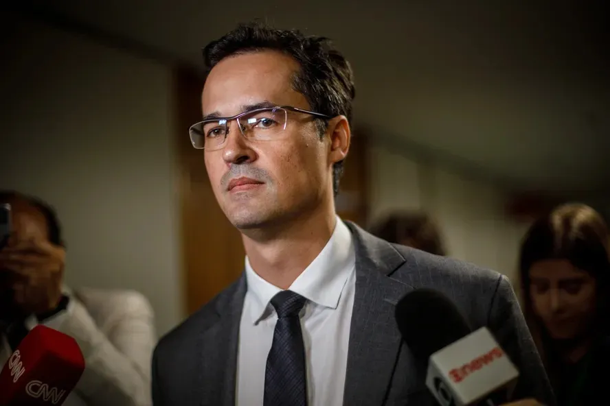 Justiça suspende campanha de Deltan Dallagnol ao Senado e bloqueia recursos públicos