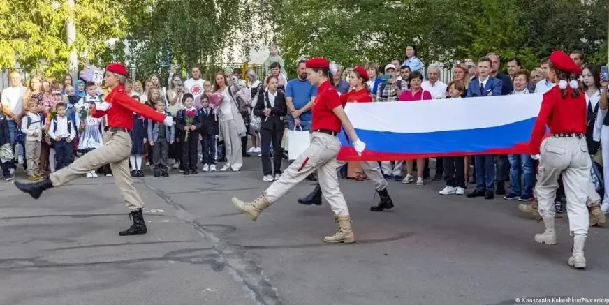 Propaganda em escolas prepara russos a morrer pela pátria
