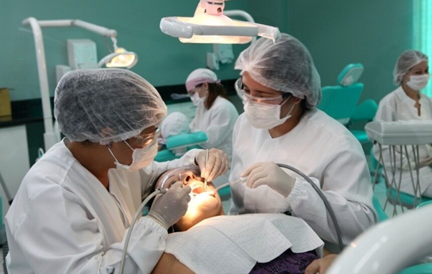 SUS prepara dentistas e técnicos para os novos equipamentos digitais que produzem próteses — Agência Gov