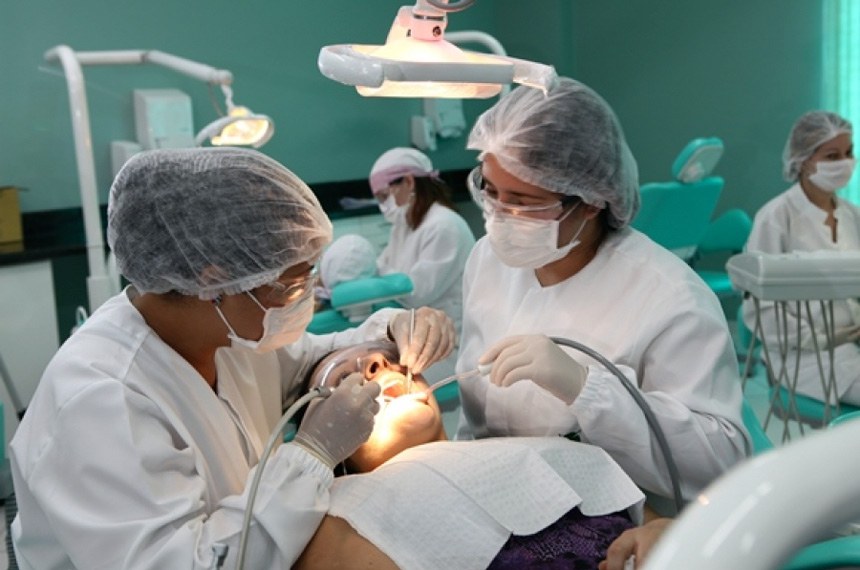 SUS prepara dentistas e técnicos para os novos equipamentos digitais que produzem próteses — Agência Gov