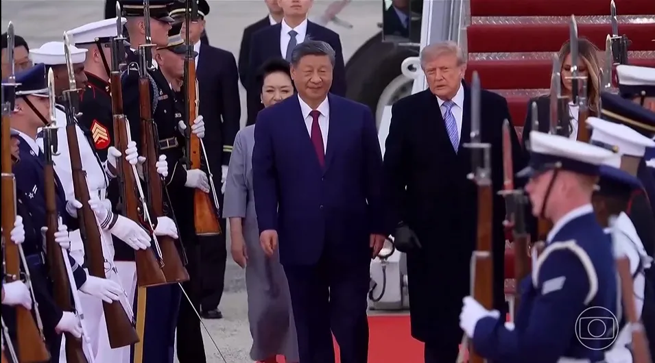 Trump recebe Xi Jinping na pista de aeroporto em gesto diplomático raro nos EUA