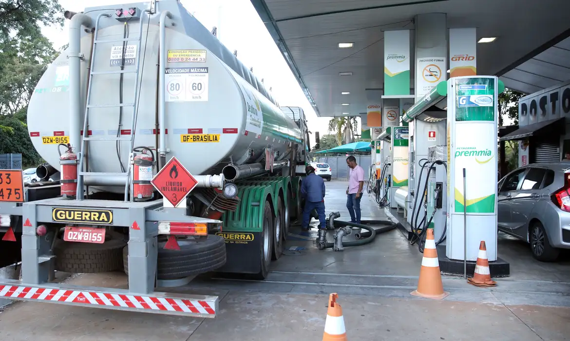 Abastecimento de diesel nos postos segue com nova subvenção, informa ministério — Agência Gov