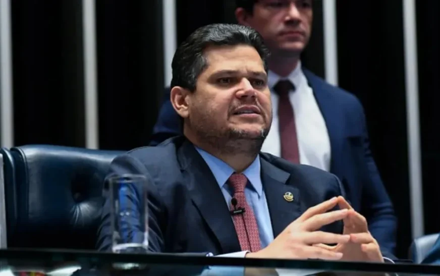 Alcolumbre marca discussão do fim da escala 6×1 para 48 horas após o 1º turno