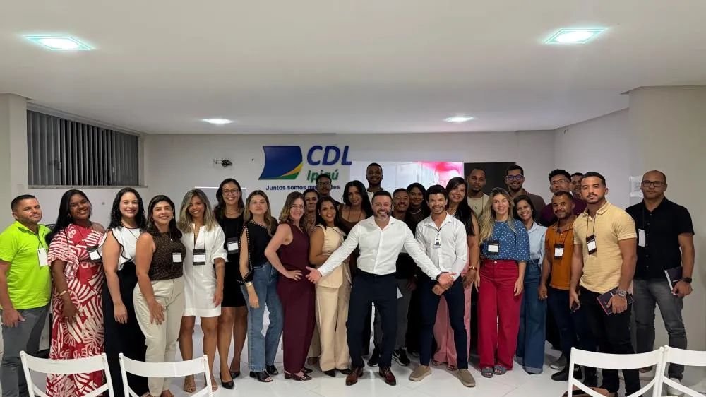 CDL de Ipiaú reúne empresários e comerciantes em palestra sobre desenvolvimento de negócios com coach Filipe Zetech