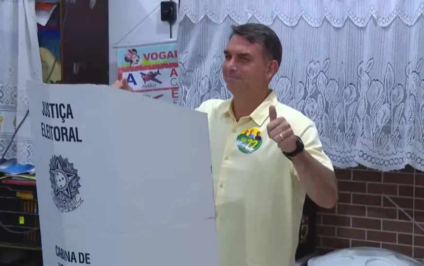 Cercado de jornalistas, Flávio Bolsonaro vota no Rio de Janeiro