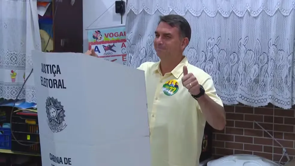 Cercado de jornalistas, Flávio Bolsonaro vota no Rio de Janeiro