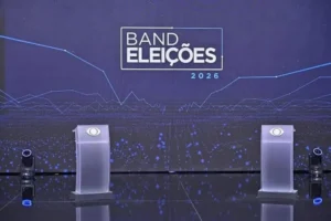 Flávio Bolsonaro diz que não irá ao debate da Band, Lula confirma presença