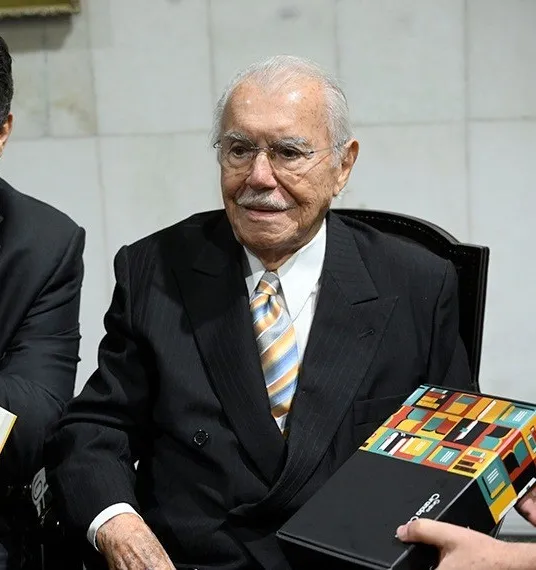 José Sarney é internado em UTI após procedimento abdominal