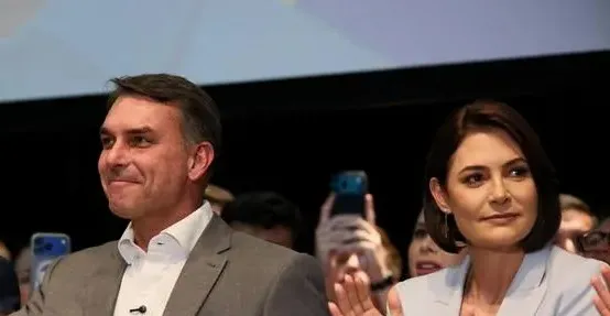 Michelle intensifica apoio a Flávio e diz que eleição é resposta aos injustiçados do 8 de Janeiro