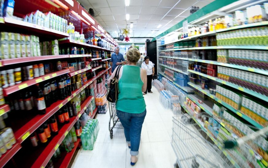 Produção industrial cai 0,6% de julho para agosto, diz IBGE