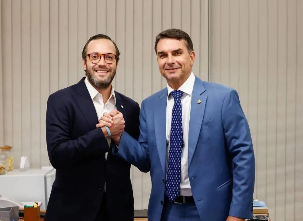Senador mais jovem do Brasil reforça bancada que apoia Flávio Bolsonaro