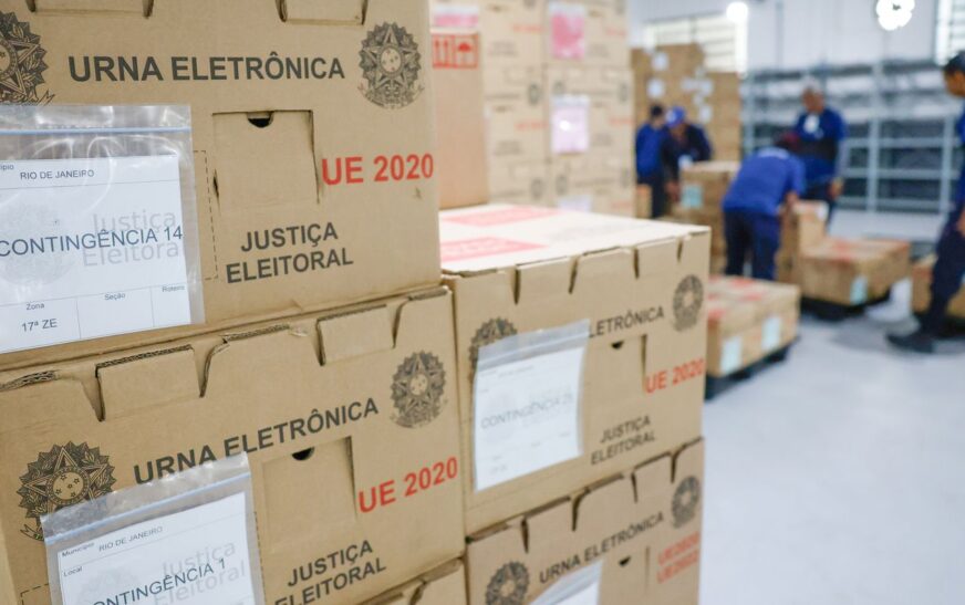 Tribunais distribuem urnas e preparam seções para eleição
